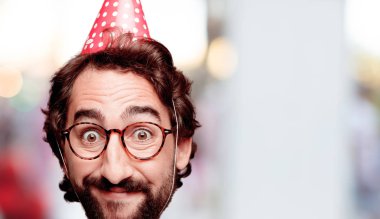 Genç deli adam kesme baş ifade izole sakallı. Doğum günü partisi rolü. Mutlu poz.