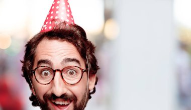 Genç deli adam kesme baş ifade izole sakallı. Doğum günü partisi rolü. Mutlu poz.