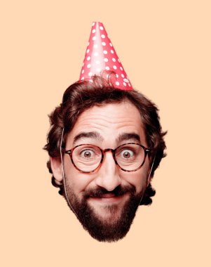 Genç deli adam kesme baş ifade izole sakallı. Doğum günü partisi rolü. Mutlu poz.