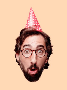 Genç deli adam kesme baş ifade izole sakallı. Doğum günü partisi rolü. Korkmuş kavramı.