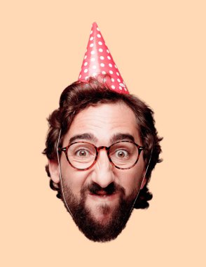 Genç deli adam kesme baş ifade izole sakallı. Doğum günü partisi rolü. 