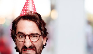 Genç deli adam kesme baş ifade izole sakallı. Doğum günü partisi rolü. Kızgın ifade.