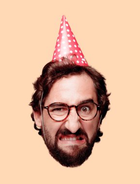 Genç deli adam kesme baş ifade izole sakallı. Doğum günü partisi rolü. Kızgın ifade.