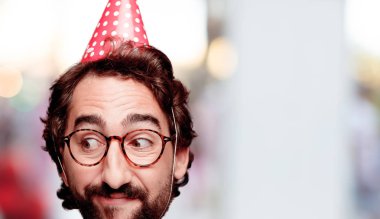 Genç deli adam kesme baş ifade izole sakallı. Doğum günü partisi rolü. Düşünme kavramı.