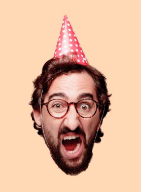 Genç deli adam kesme baş ifade izole sakallı. Doğum günü partisi rolü. Kızgın ifade.