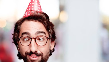 Genç deli adam kesme baş ifade izole sakallı. Doğum günü partisi rolü. Şaka kavram.