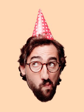 Genç deli adam kesme baş ifade izole sakallı. Doğum günü partisi rolü. Düşünme kavramı.