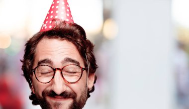 Genç deli adam kesme baş ifade izole sakallı. Doğum günü partisi rolü. Mutlu poz.