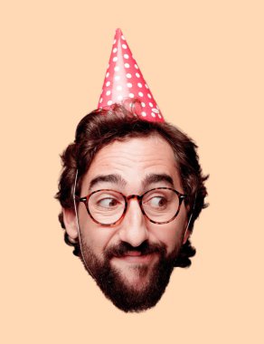 Genç deli adam kesme baş ifade izole sakallı. Doğum günü partisi rolü. Düşünme kavramı.