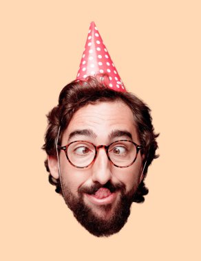 Genç deli adam kesme baş ifade izole sakallı. Doğum günü partisi rolü. Şaka kavram.