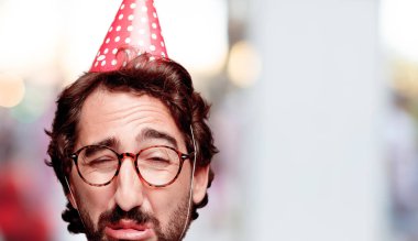 Genç deli adam kesme baş ifade izole sakallı. Doğum günü partisi rolü. Üzgün kavramı.