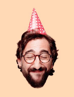 Genç deli adam kesme baş ifade izole sakallı. Doğum günü partisi rolü. Mutlu poz.