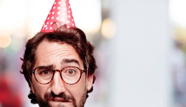 Genç deli adam kesme baş ifade izole sakallı. Doğum günü partisi rolü. Korkmuş kavramı.