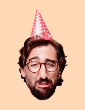 Genç deli adam kesme baş ifade izole sakallı. Doğum günü partisi rolü. Üzgün kavramı.