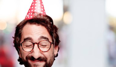 Genç deli adam kesme baş ifade izole sakallı. Doğum günü partisi rolü. Sürpriz kavramı.