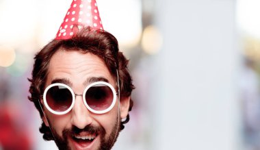 Genç deli adam kesme baş ifade izole sakallı. Doğum günü partisi rolü. Sürpriz kavramı.