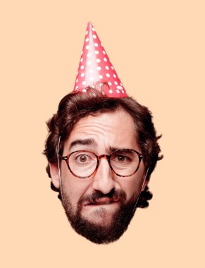 Genç deli adam kesme baş ifade izole sakallı. Doğum günü partisi rolü. Korkmuş kavramı.