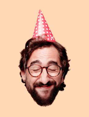 Genç deli adam kesme baş ifade izole sakallı. Doğum günü partisi rolü. Sürpriz kavramı.