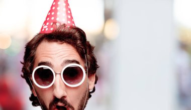 Genç deli adam kesme baş ifade izole sakallı. Doğum günü partisi rolü. Korkmuş kavramı.