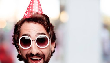 Genç deli adam kesme baş ifade izole sakallı. Doğum günü partisi rolü. Mutlu poz.