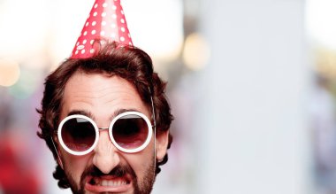 Genç deli adam kesme baş ifade izole sakallı. Doğum günü partisi rolü. Kızgın ifade.