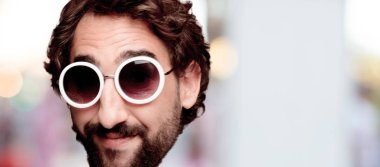 Genç deli adam kesme baş ifade izole sakallı. Doğum günü partisi rolü. Mutlu poz.