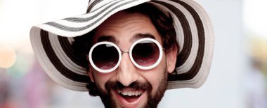 Genç deli adam kesme baş ifade ile kulübe ve güneş gözlüğü izole sakallı. Mutlu poz. 