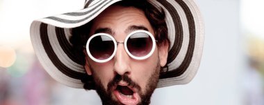 Genç deli adam kesme baş ifade ile kulübe ve güneş gözlüğü izole sakallı. Korkmuş kavramı.