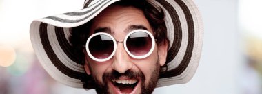 Genç deli adam kesme baş ifade ile kulübe ve güneş gözlüğü izole sakallı. Sürpriz kavramı.