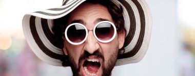 Genç deli adam kesme baş ifade ile kulübe ve güneş gözlüğü izole sakallı. Kızgın ifade.