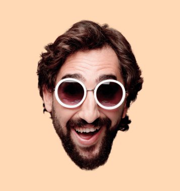 Genç deli adam kesme baş ifade izole sakallı. Doğum günü partisi rolü. Sürpriz kavramı.