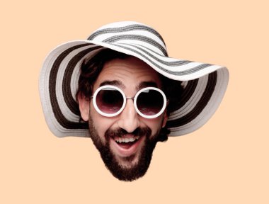 Genç deli adam kesme baş ifade ile kulübe ve güneş gözlüğü izole sakallı. Mutlu poz. 