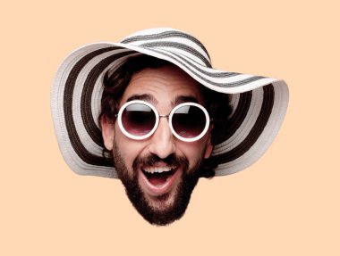 Genç deli adam kesme baş ifade ile kulübe ve güneş gözlüğü izole sakallı. Sürpriz kavramı.