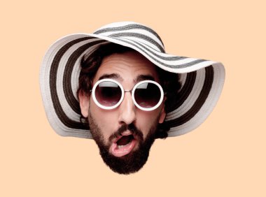 Genç deli adam kesme baş ifade ile kulübe ve güneş gözlüğü izole sakallı. Korkmuş kavramı.