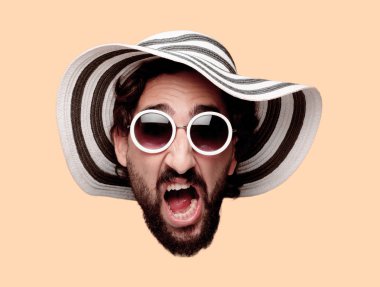 Genç deli adam kesme baş ifade ile kulübe ve güneş gözlüğü izole sakallı. Kızgın ifade.