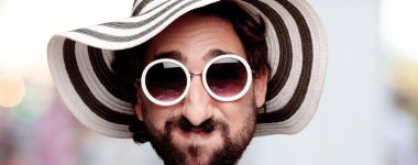 Genç deli adam kesme baş ifade ile kulübe ve güneş gözlüğü izole sakallı. Şaka kavram.