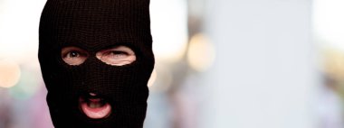 Genç deli adam kesme baş ifade izole sakallı. Kar maskesi rol suçluyla. Kızgın ifade.