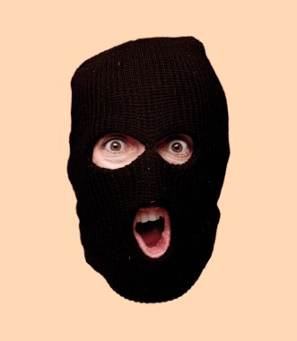 Genç deli adam kesme baş ifade izole sakallı. Kar maskesi rol suçluyla. Kızgın ifade.