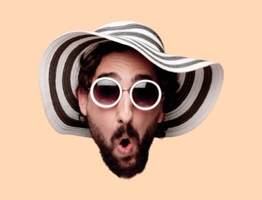 Genç deli adam kesme baş ifade ile kulübe ve güneş gözlüğü izole sakallı. Korkmuş kavramı.