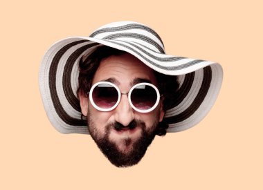 Genç deli adam kesme baş ifade ile kulübe ve güneş gözlüğü izole sakallı. Şaka kavram.