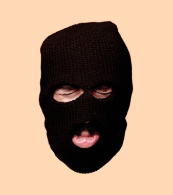 Genç deli adam kesme baş ifade izole sakallı. Kar maskesi rol suçluyla. Üzgün kavramı.