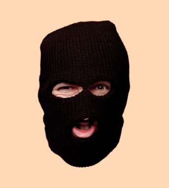 Genç deli adam kesme baş ifade izole sakallı. Kar maskesi rol suçluyla. Kızgın ifade.