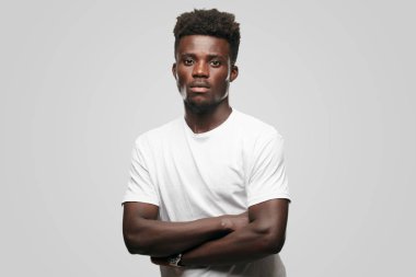 Genç serin siyah adam işareti. tek renkli bir arka plana dayanır kişi kesip