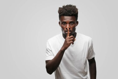 Genç serin siyah adam işareti. tek renkli bir arka plana dayanır kişi kesip