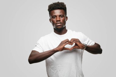 Genç serin siyah adam işareti. tek renkli bir arka plana dayanır kişi kesip