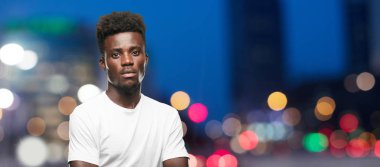 Genç serin siyah adam işareti. tek renkli bir arka plana dayanır kişi kesip