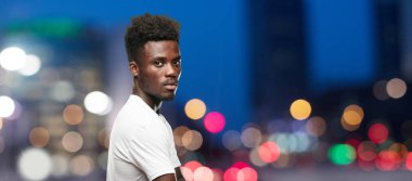 Genç serin siyah adam işareti. tek renkli bir arka plana dayanır kişi kesip