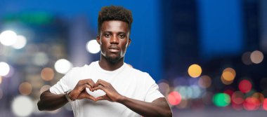 Genç serin siyah adam işareti. tek renkli bir arka plana dayanır kişi kesip