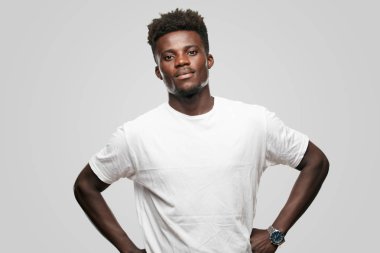 Genç serin siyah adam işareti. tek renkli bir arka plana dayanır kişi kesip