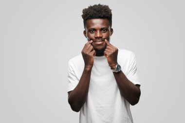 Genç serin siyah adam işareti. tek renkli bir arka plana dayanır kişi kesip